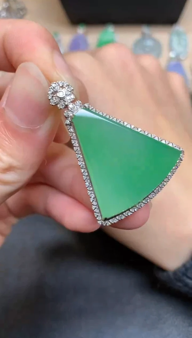 【闪购商品】翡翠颈饰18K金镶嵌无事牌【无服务费】