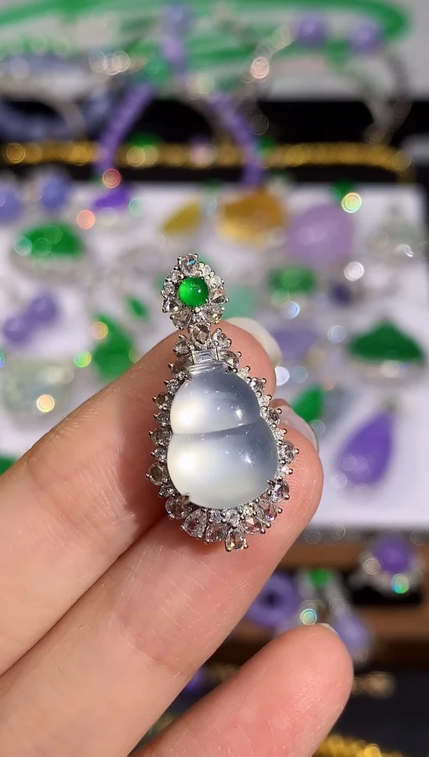 吊坠(不含链)18K金镶嵌翡翠多样性发其一