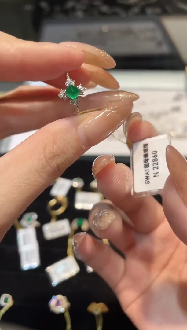 18K金镶嵌戒指祖母绿MSQ