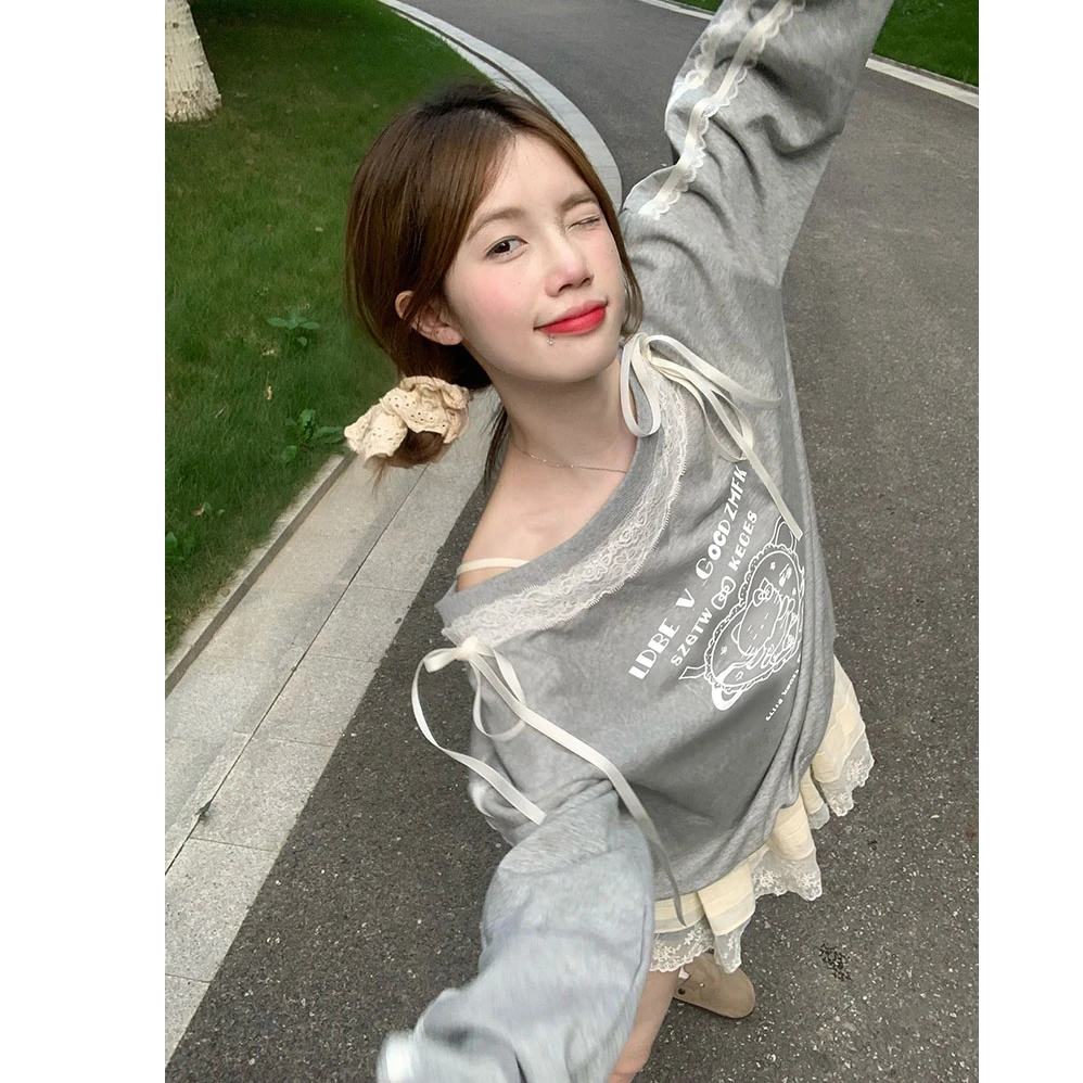 新款趣味猫咪斜肩卫衣女蕾丝蝴蝶结拼接露肩一字肩宽松上衣