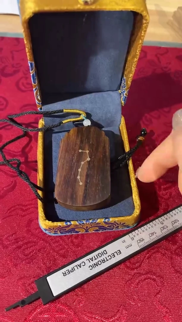 【闪购商品】沉香木吊坠03 精品富森红土吊牌