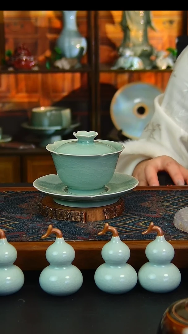 瓷片青绿釉葵口盖碗，一级品