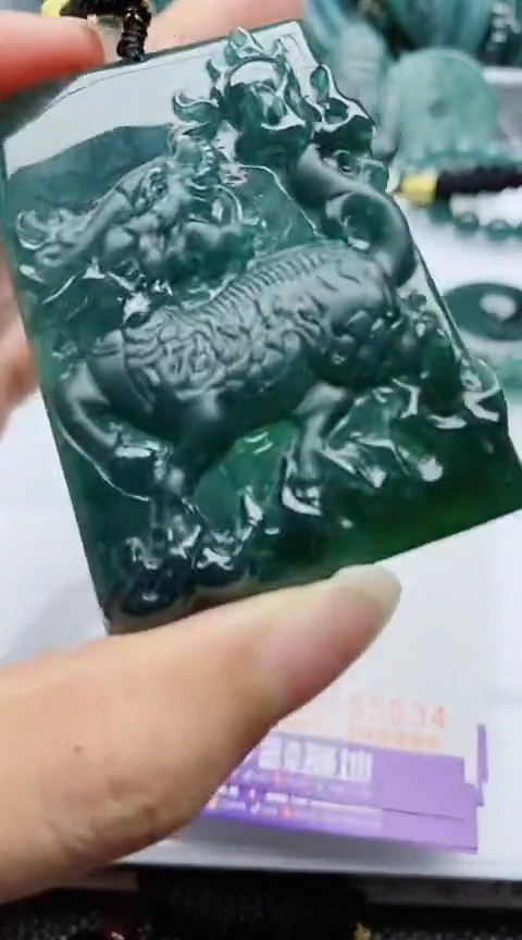 翡翠未镶嵌颈饰