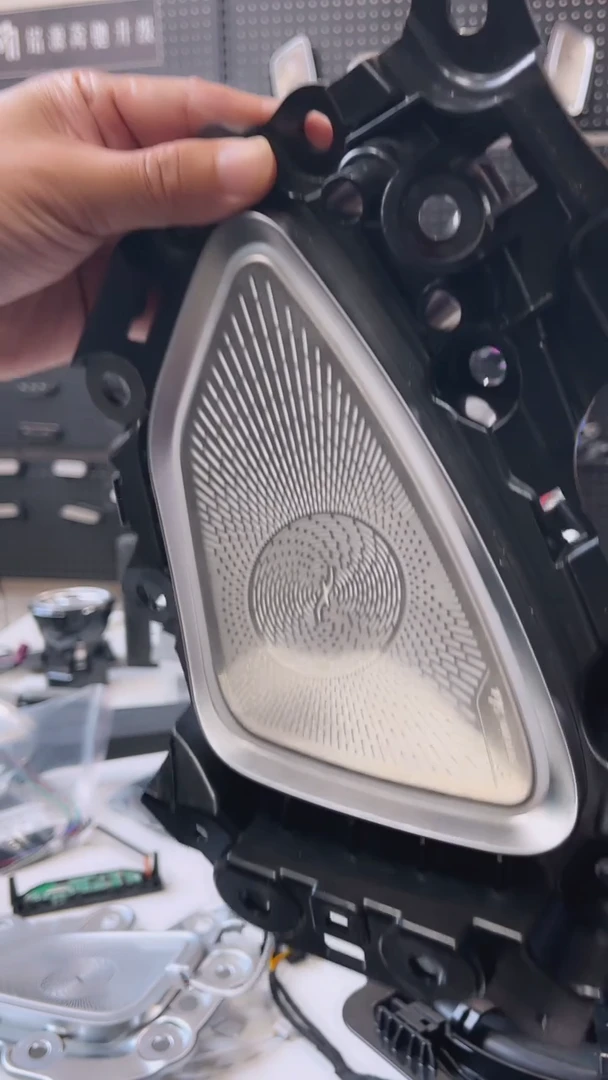 奔驰新款E级四门发光盖板