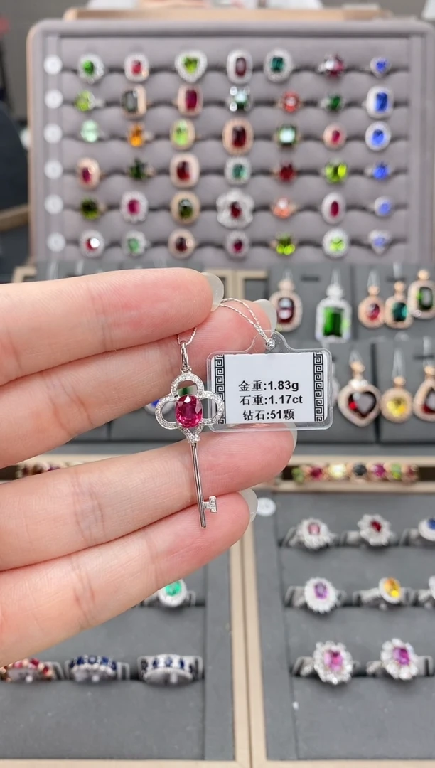 18K金镶嵌颈饰碧玺1.17