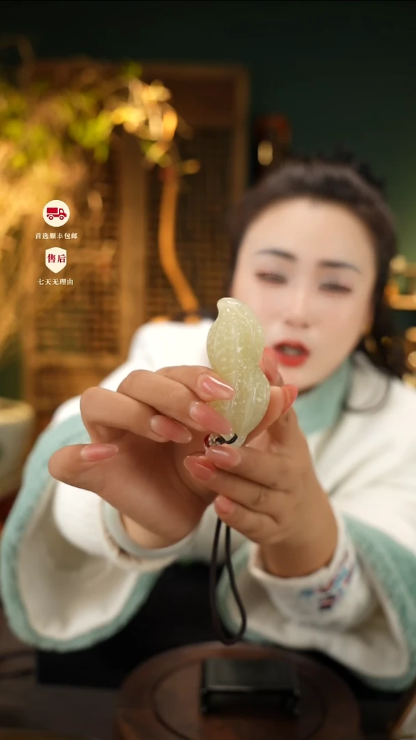 云南石竹叶青雕刻：握福花生手把件
