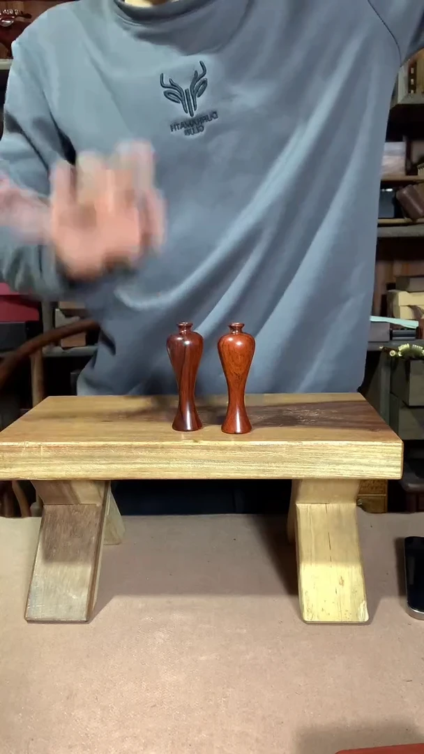 红酸枝木类花瓶摆件一对