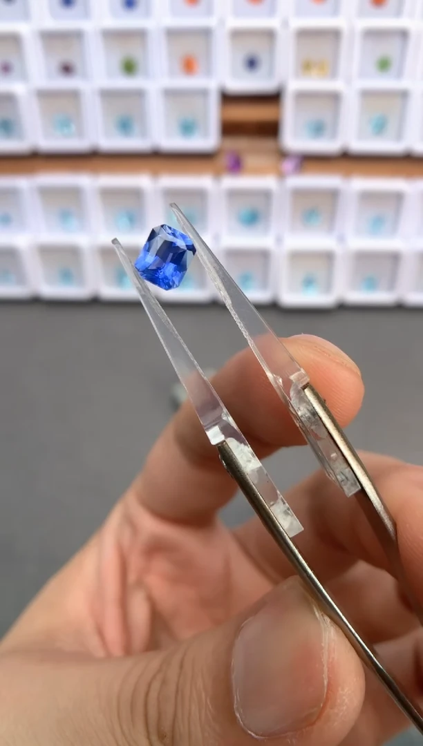 未镶嵌裸石定制蓝宝石1.05ct 老烧矢车菊