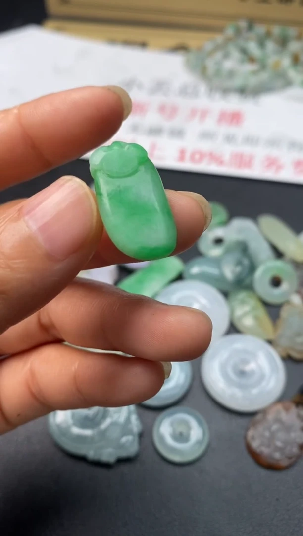 定制翡翠未镶嵌翡翠毛货多样性发其一