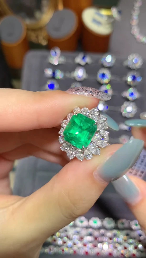 祖母绿戒指18K金镶嵌3.57CT