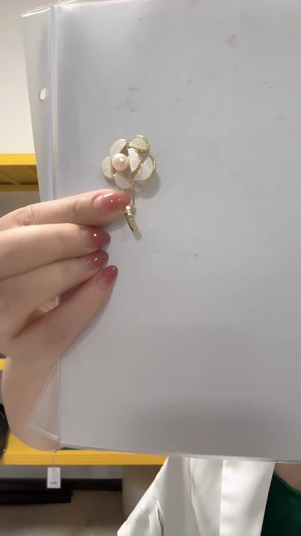 合金淡水珍珠胸饰7号 山茶花胸针