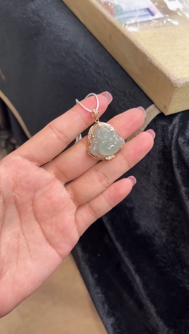 颈饰18K金镶嵌翡翠吊坠