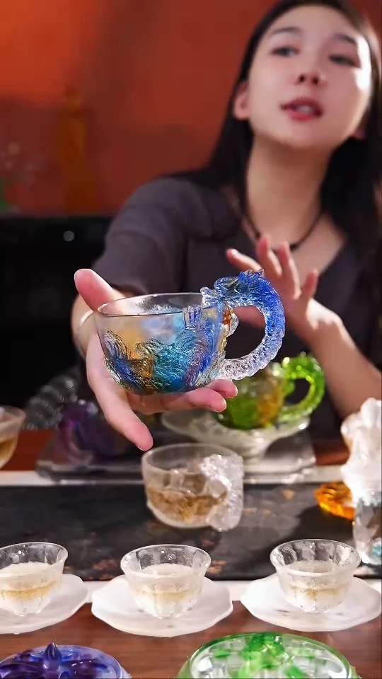 古法琉璃蓝色侧把龙杯