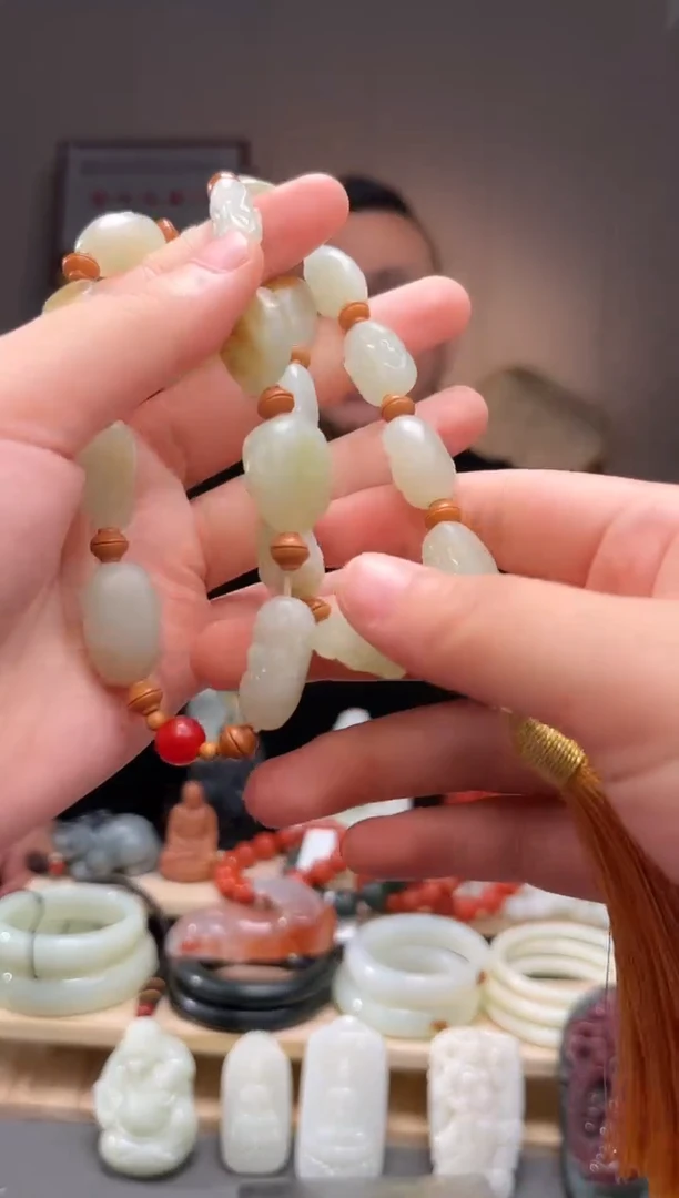 颈饰未镶嵌和田玉手持