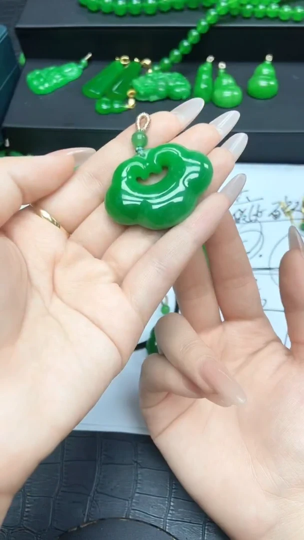 吊坠(赠链)未镶嵌翡翠翡翠满绿大如意吊坠r32