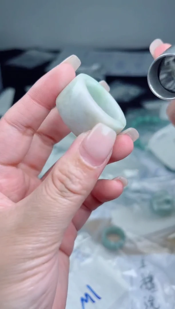 翡翠未镶嵌颈饰戒圈