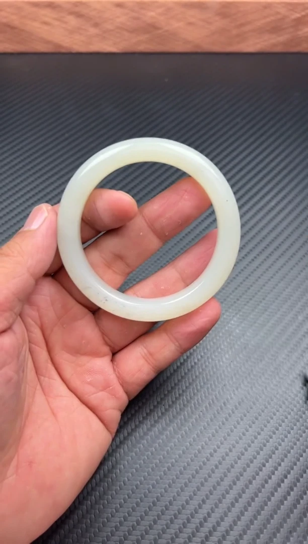 和田玉手镯未镶嵌黑山微色差54JL