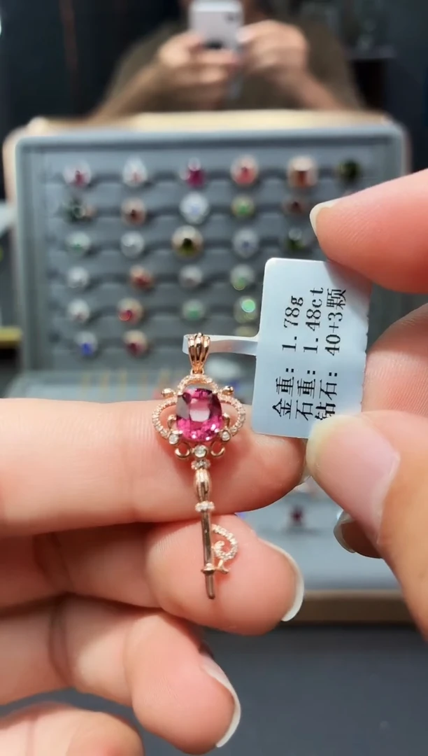 颈饰18K金镶嵌碧玺1.48.