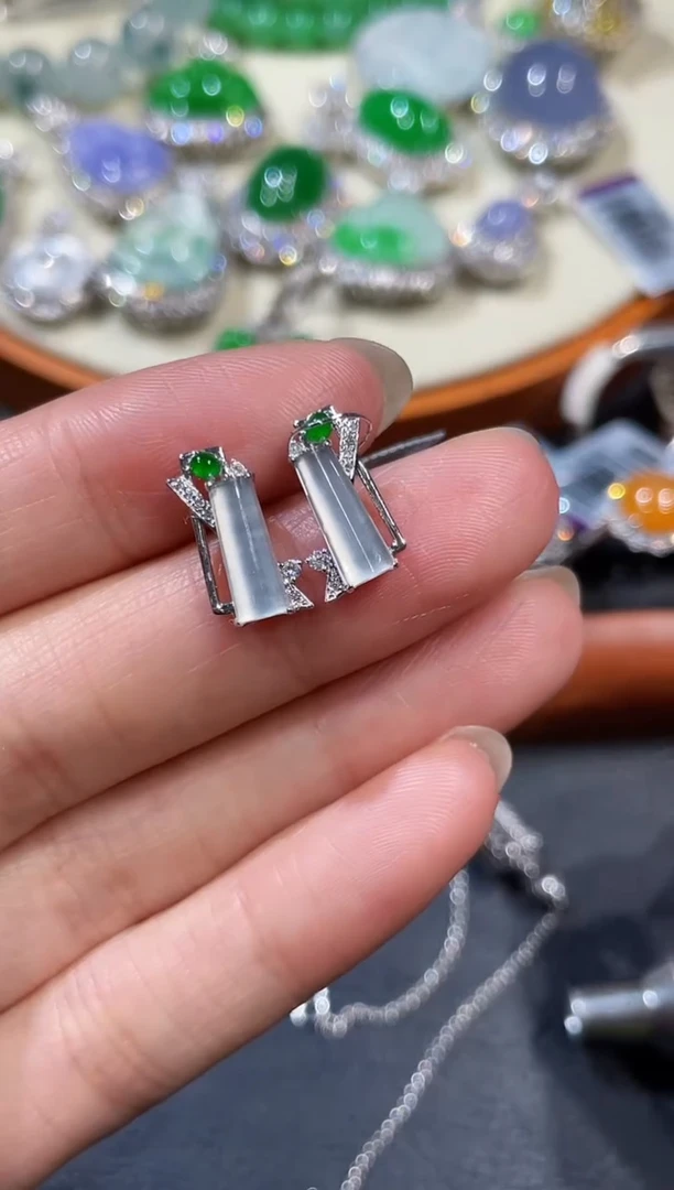 18K金镶嵌翡翠耳饰耳钉