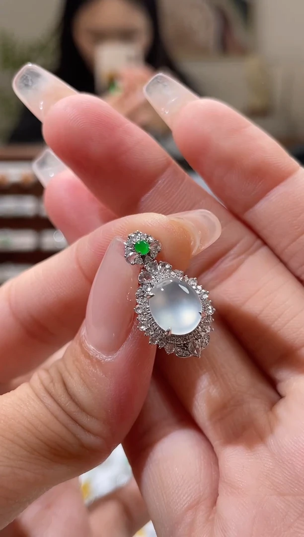 吊坠(不含链)18K金镶嵌翡翠蛋面