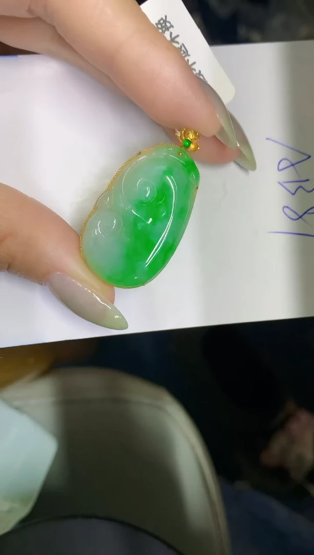 翡翠18K金镶嵌颈饰缅甸天然翡翠A货