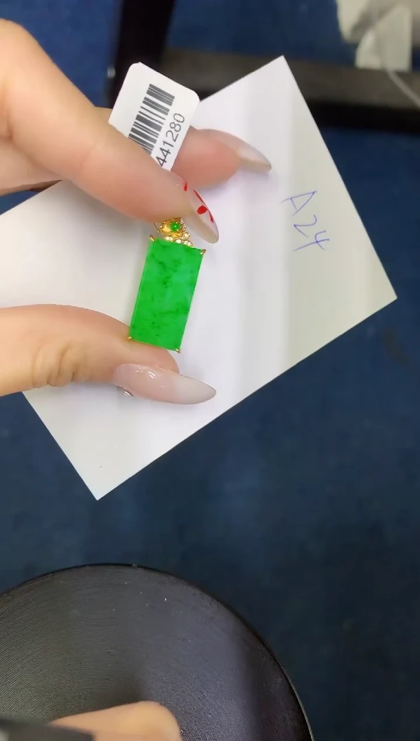 【闪购商品】翡翠颈饰18K金镶嵌0000000000