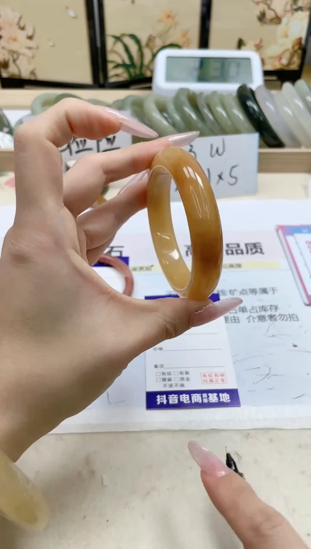 【闪购商品】石英质玉手镯未镶嵌276/55