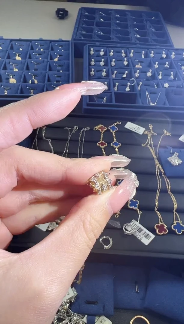 【闪购商品】钻石吊坠18K金镶嵌吊坠hgt