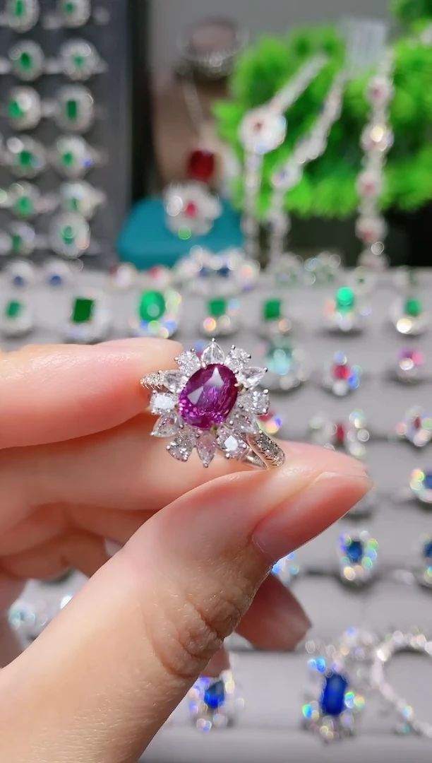 18K金戒指彩色蓝宝石18K金镶嵌.