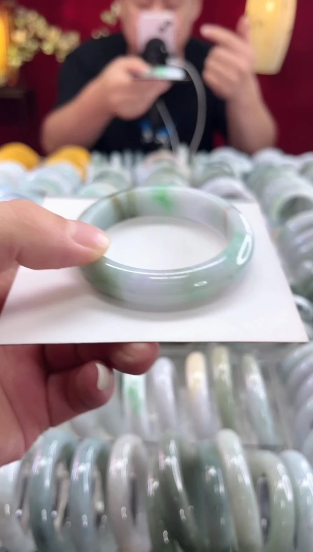 翡翠手镯未镶嵌翡翠1