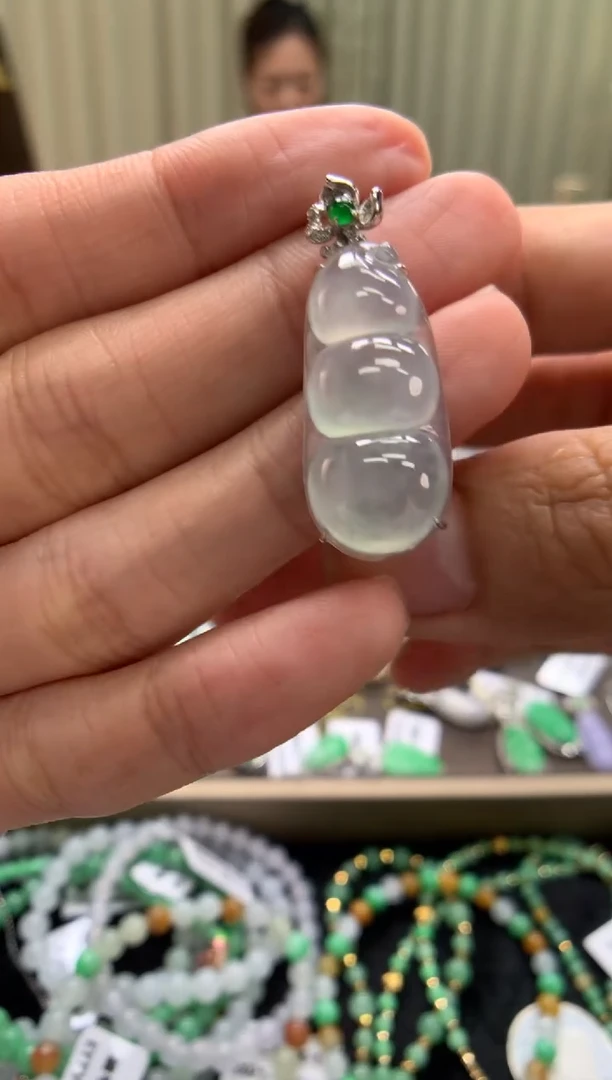 翡翠18K金镶嵌颈饰福豆