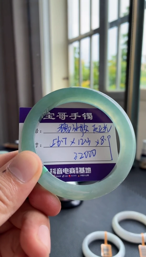 翡翠手镯未镶嵌翡翠手镯