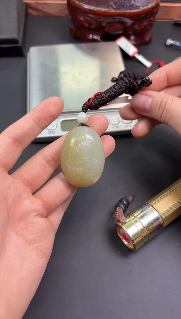 【闪购商品】和田玉吊坠(赠链)未镶嵌且末微色差近矿吊坠