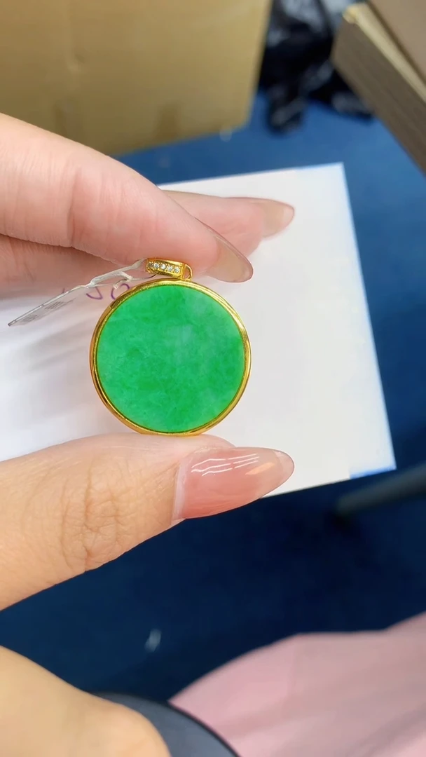 翡翠未镶嵌颈饰           1