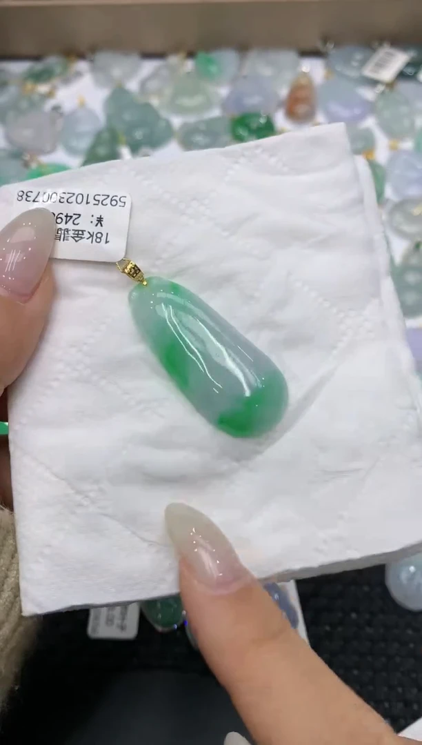 颈饰18K金镶嵌翡翠111111111111