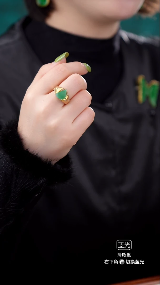 颈饰未镶嵌翡翠戒指