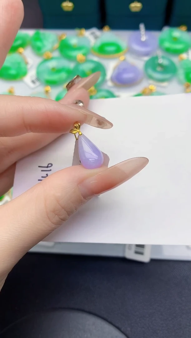 颈饰18K金镶嵌翡翠缅甸天然翡翠A货