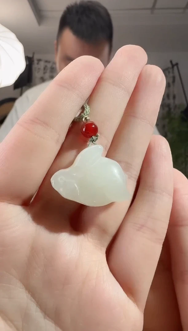 和田玉未镶嵌颈饰兔子