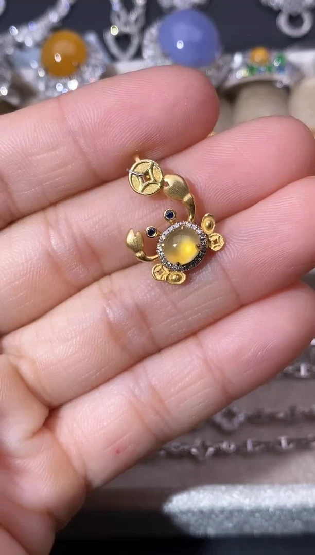 颈饰18K金镶嵌翡翠吊坠