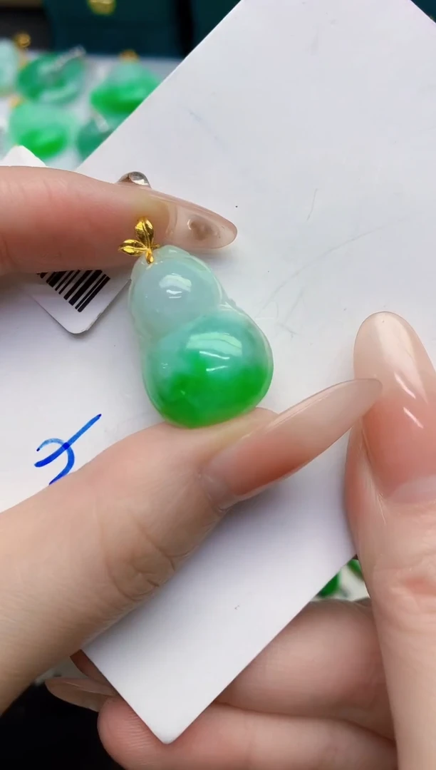 颈饰18K金镶嵌翡翠缅甸天然翡翠A货