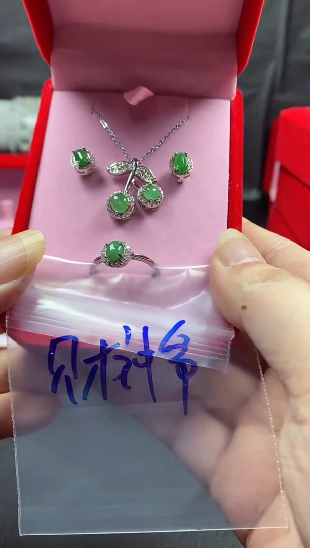 未镶嵌戒指翡翠财****?翡翠吊坠