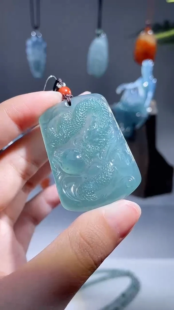 颈饰未镶嵌翡翠龙牌