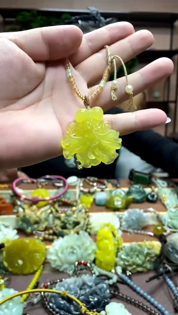 未镶嵌岫玉颈饰·2