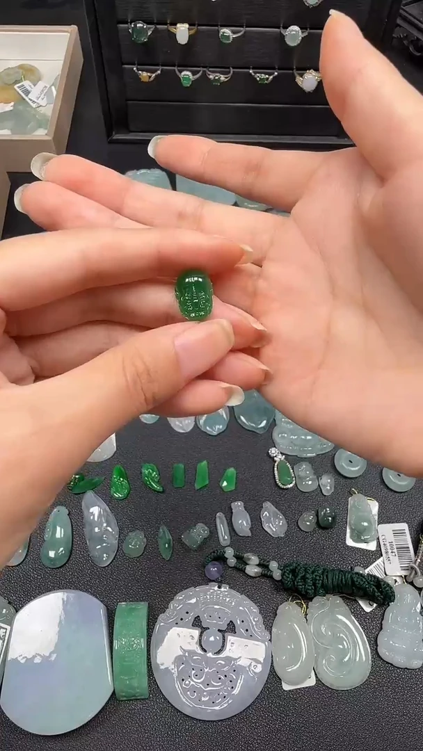 翡翠未镶嵌颈饰貔貅