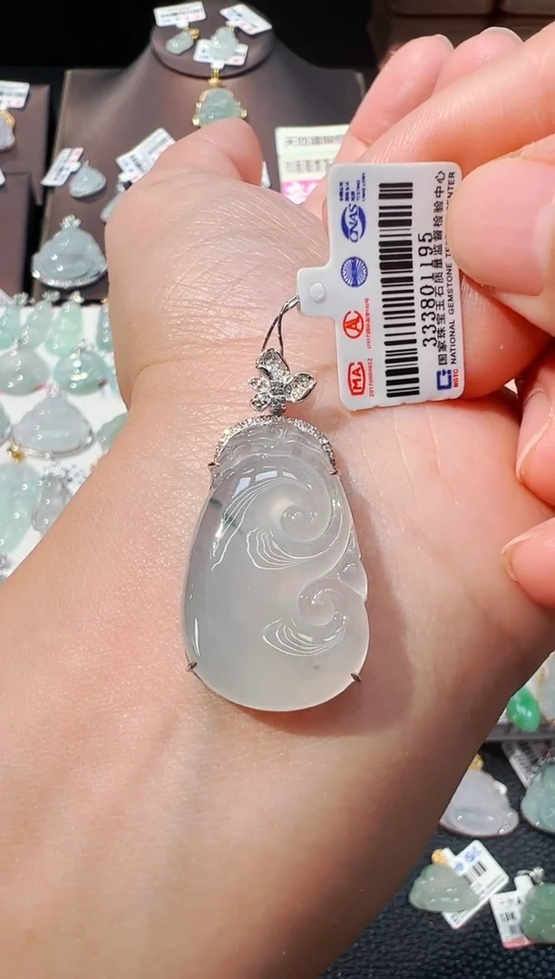翡翠18K金镶嵌颈饰如意吊坠1195