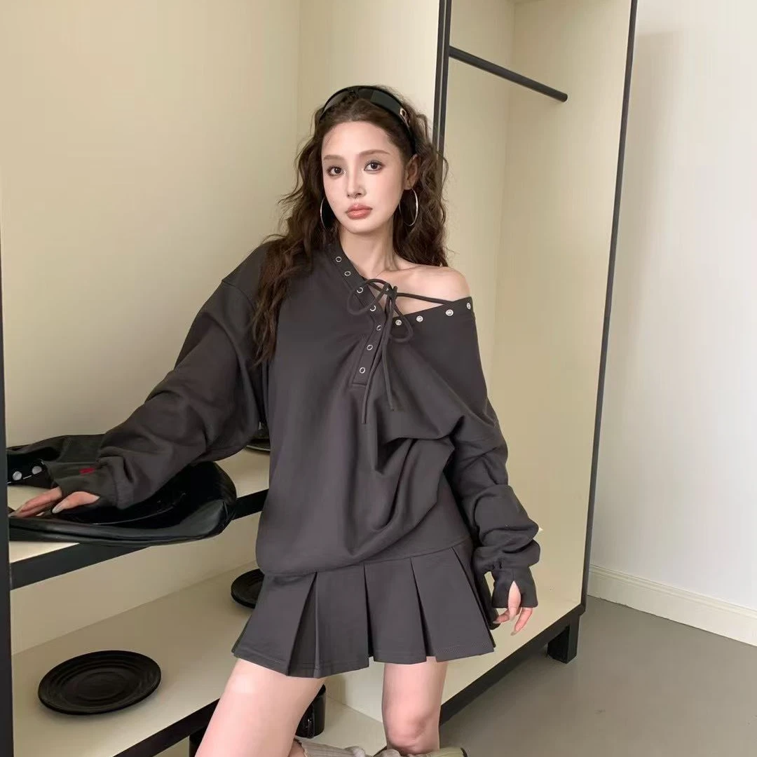 松弛感穿搭斜肩设计长袖百搭卫衣秋季2025新款高腰百褶半身裙套装