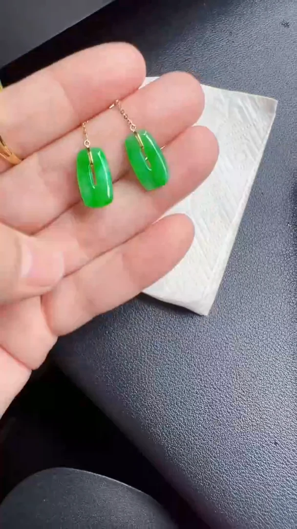 颈饰18K金镶嵌翡翠耳饰