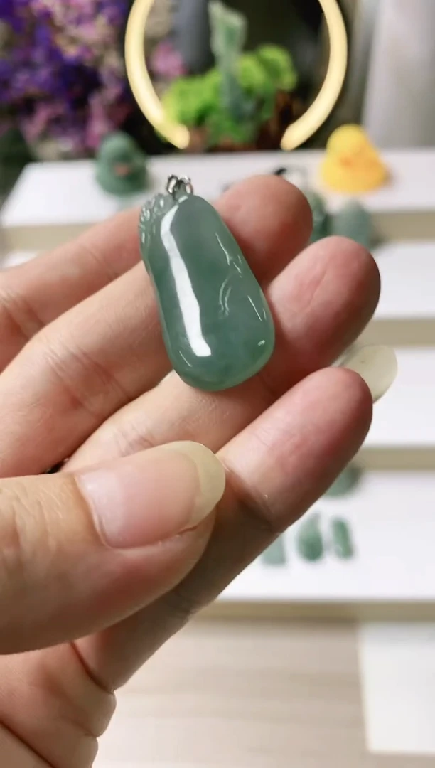 翡翠未镶嵌颈饰向****?16天然缅甸翡翠A货