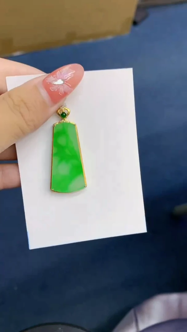 颈饰18K金镶嵌翡翠广***海1