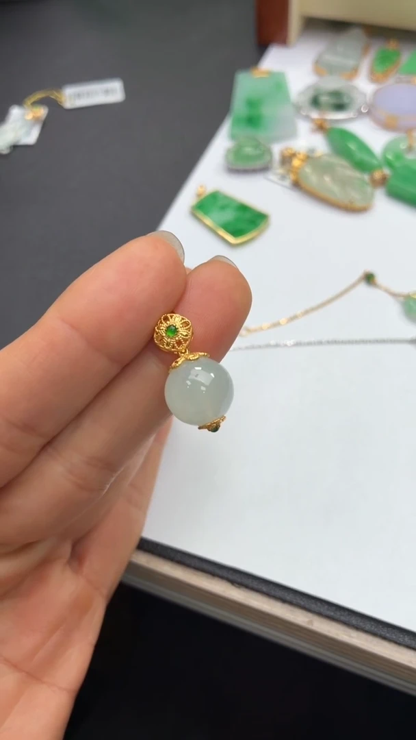 颈饰18K金镶嵌翡翠天然翡翠A货